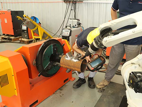 自動化焊機(jī)需要搭配焊接變位機(jī) 自動化焊機(jī)需要搭配焊接變位機(jī)